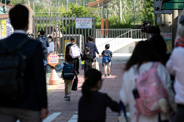 고등학교 2학년과 중학교 3학년, 초등학교 1∼2학년, 유치원생 등교 개학이 시작된 27일 오전 서울 성북구 정덕초등학교 인근에서 학생들이 등교하고 있다. 2020.5.27/뉴스1