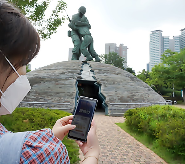 상징적인 비극을 표현한 형제의 상 앞에서 나지막이 그분들의 이름을 불렀다. 