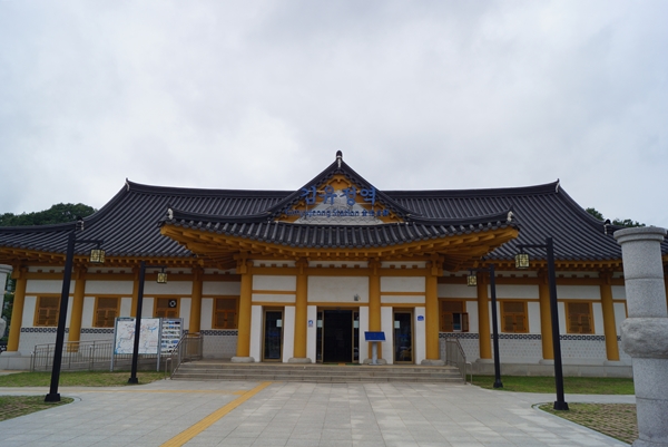 한국철도 최초로 역명에 사람 이름을 사용한 김유정역이다. 