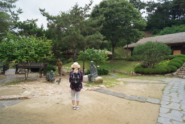 아내가 김유정생가 앞 조형물에서 소설 '봄 봄'을 생각하고 있다.