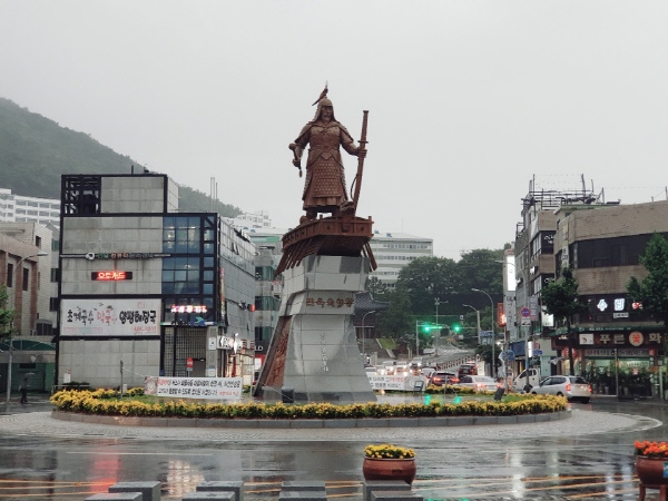 이순신 광장에 서 있는 이순신 동상