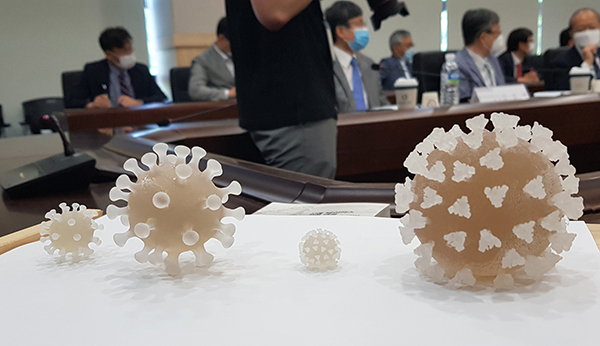 한국화학연구원이 3D 프린터를 이용해 만든 코로나19 바이러스(SARS-CoV-2) 모형이 화학연 회의실에 전시되어 있다. (사진=저작권자(c) 연합뉴스, 무단 전재-재배포 금지)