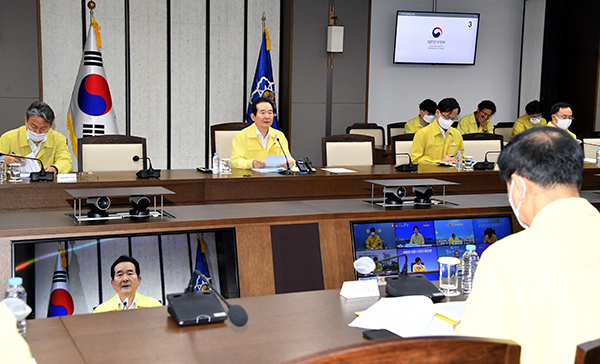 정세균 국무총리가 15일 정부세종청사에서 열린 코로나19 중대본 회의에서 발언하고 있다.