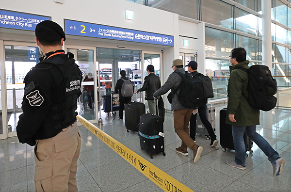 지난 4월 2일 이탈리아 교민과 주재원 등이 전세기를 타고 인천국제공항 2터미널을 통해 귀국하고 있다. (사진=저작권자(c) 연합뉴스, 무단 전재-재배포 금지)