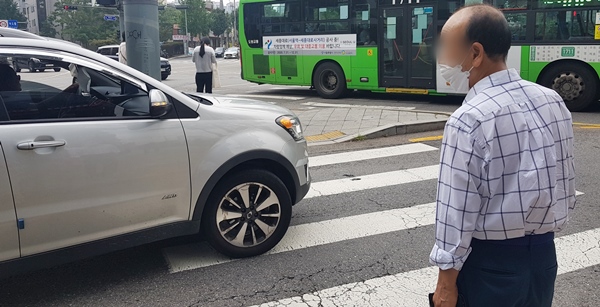 교통섬에서 아슬아슬한 장면도 빈번하게 본다. 특히 교통약자들은 걸음이 느려 더할 수 밖에.