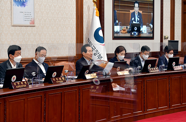 정세균 국무총리가 1일 서울 세종로 정부서울청사에서 열린 국무회의에서 발언하고 있다.