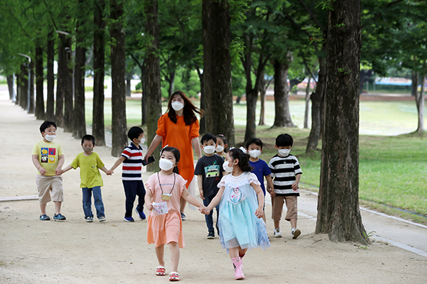 광주 북구 전남대학교에서 체험학습을 나온 북구청 직장어린이집 아이들이 메타세쿼이아길을 걷고 있다. (사진=저작권자(c) 연합뉴스, 무단 전재-재배포 금지)