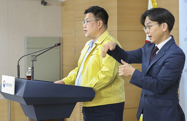 손영래 중앙사고수습본부 전략기획반장(보건복지부 대변인)이 중앙재난안전대책본부 정례브리핑을 하고 있다. (사진=보건복지부 제공)