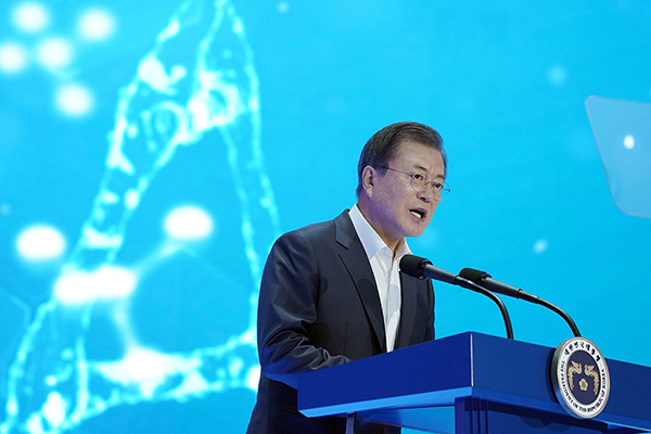 문재인 대통령이 18일 오전 인천 연수구 연세대 글로벌 캠퍼스에서 열린 바이오산업 현장방문 행사에서 발언하고 있다. (사진=청와대)