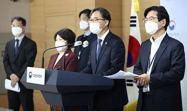 박진규 산업통상자원부 차관이 20일 서울 광화문 정부서울청사에서 열린 ‘2020 코리아세일페스타 종합결과발표’ 브리핑에서 취재진의 질문에 답하고 있다. (사진=저작권자(c) 연합뉴스, 무단 전재-재배포 금지)