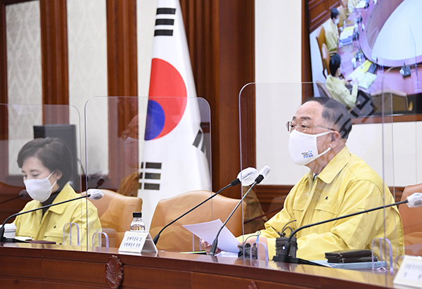 홍남기 부총리 겸 기획재정부 장관(오른쪽)이 1월 6일 서울 광화문 정부서울청사에서 열린 '제25차 비상경제 중앙대책본부회의 겸 제8차 한국판 뉴딜 관계장관회의'를 주재, 모두발언을 하고 있다.