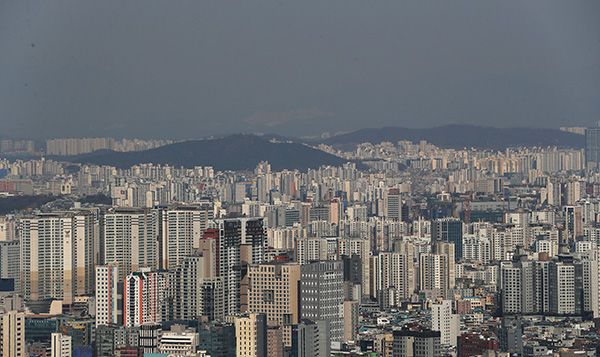 고층 아파트들이 빽빽하게 들어서 있는 모습.