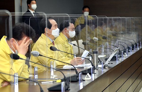 정세균 국무총리가 26일 정부세종청사에서 열린 코로나19 중대본 회의를 주재하고 있다.