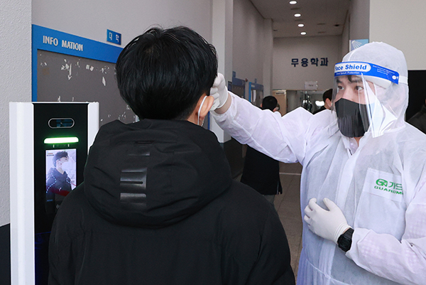 지난 14일 서울 성북구 한성대학교에서 크리에이티브인문예술대학 예술학부 현대무용 전공에 응시한 수험생들이 실기고사장 입실에 앞서 코로나19 방역 수칙에 따라 체온 측정 및 소독을 하고 있다.