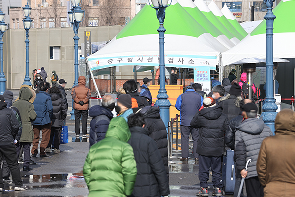 28일 오후 서울역광장에 설치된 임시선별진료소에서 노숙인시설 이용자를 비롯한 시민들이 검사를 받기 위해 줄을 서 있다.