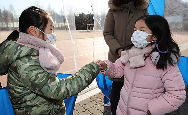지난 1월 6일 오후 서울 서초구 반포초등학교 운동장에 설치된 신입생 예비소집 야외 부스에서 신입생들이 인사를 하고 있다.