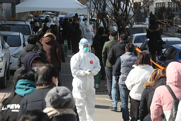 지난 17일 경기도 남양주시 진건읍 진관산업단지에서 근로자들이 코로나19 검사를 위해 줄지어 대기하고 있다.