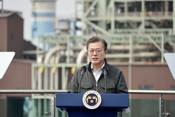 문재인 대통령이 19일 오후 충남 보령 화력발전소에서 열린 ‘충남 에너지전환과 그린뉴딜 전략 보고’에 참석해 발언하고 있다. (사진=청와대)