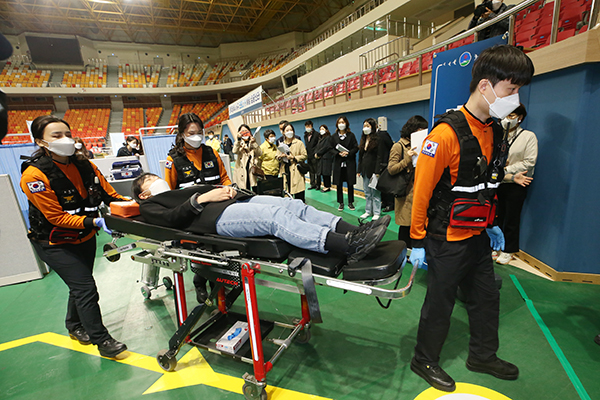 19일 오전 광주 서구 염주체육관에 마련된 예방접종센터에서 방역당국 관계자들이 이상반응 발생시 신속 조치 등의 모의훈련을 하고 있다.