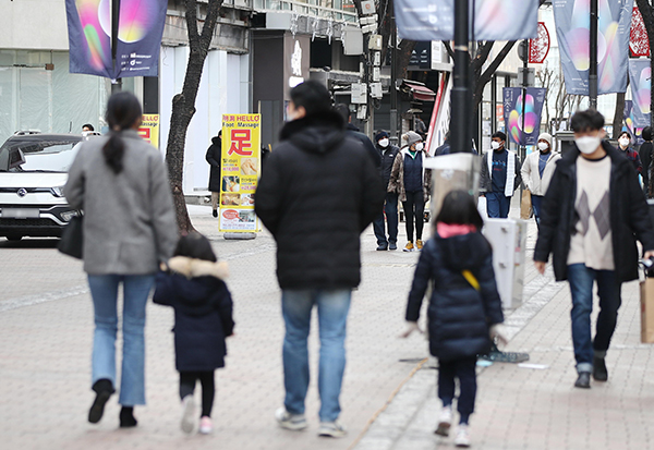 서울 명동 거리를 오가는 시민들의 모습