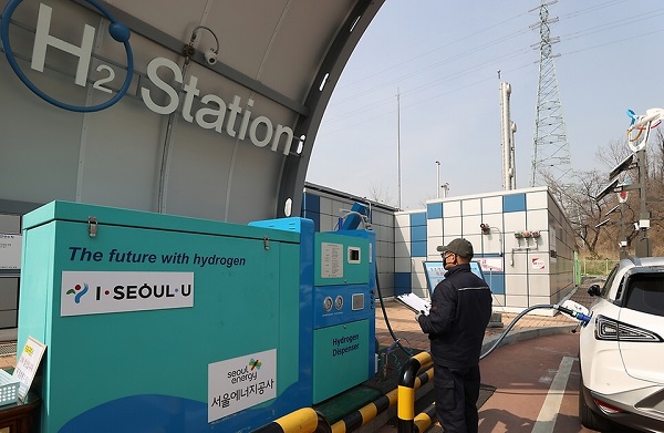 서울시 상암동과 여의도 도심에 수소전기차들이 충전을 하고 있는 모습.