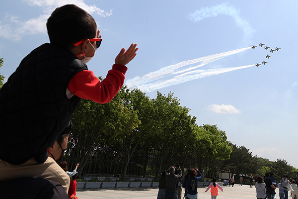 제99회 어린이날이었던 지난 5일 충남 천안 독립기념관에서 아빠 목말을 탄 한 어린이가 공군 특수비행팀 ‘블랙이글스’ 축하비행을 보며 즐거워하고 있다.