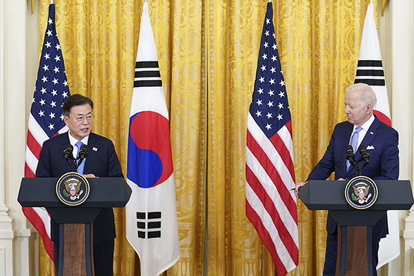 문재인 대통령과 조 바이든 미국 대통령이 지난 21일 오후(현지시간) 백악관에서 정상회담 후 공동기자회견을 하고 있다. (사진=청와대)