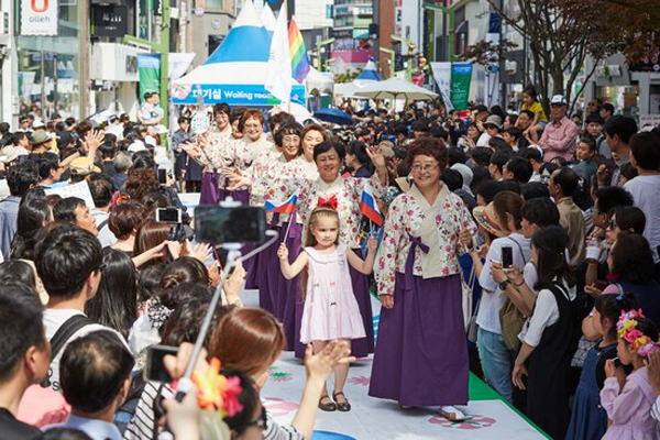 지난 2017년 문화다양성 주간에서 부산문화재단에서 개최한 '문화다양성 꽃길행사' (사진=부산문화재단)