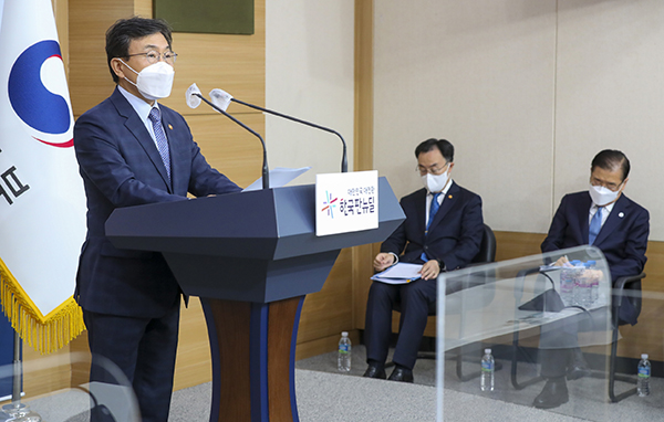 권덕철 보건복지부 장관이 25일 오전 정부서울청사 별관 외교부 브리핑룸에서 열린 ‘한미 정상회담 결과 정부 합동 브리핑’에서 발언하고 있다. (사진=보건복지부)