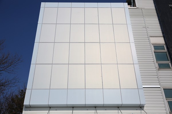 유색(하얀색) 태양광 패널인 솔라스킨이 적용된 비주거용건물.
