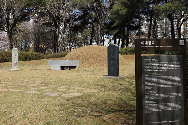 매창 공원 안에 있는 이매창의 묘. 조선의 뛰어난 여류시인으로 한시와 시조 58수를 남겼다는 내용이 기록되어 있다.