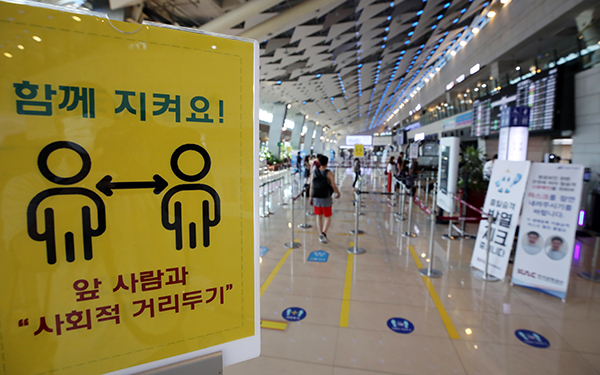 수도권 사회적 거리 두기 4단계 시행 후 서울 강서구 김포공항 국내선 출발장이 평소보다 한산한 모습을 보이고 있다. (사진=저작권자(c) 연합뉴스, 무단 전재-재배포 금지)