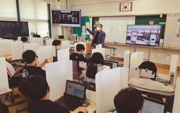 박찬규 교사가 스마트기기를 활용해 수업을 하고 있다.(사진=문화체육관광부)