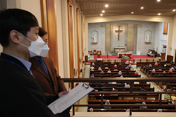 서울 영등포구 도림동성당에서 서울시 관계자가 종교시설 예배 및 미사 방역지침 점검을 하고 있다. (사진=저작권자(c) 연합뉴스, 무단 전재-재배포 금지)