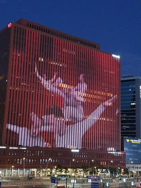 서울역 맞은 편 고층 건물 외벽에서 미디어파사드를 볼 수 있다.