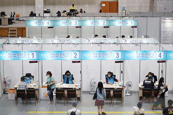 7일 오후 서울 마포구민체육센터에 마련된 코로나19 예방접종센터를 찾은 시민들이 접수하고 있다. (사진=저작권자(c) 연합뉴스, 무단 전재-재배포 금지)