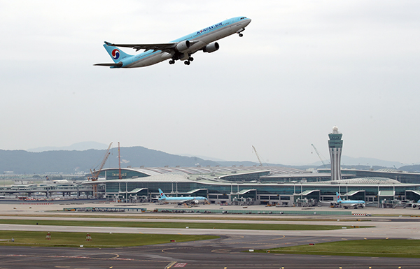 인천국제공항 제4활주로 운영이 개시된 지난 6월 17일 영종도 인천공항에서 여객기가 4활주로를 이륙하고 있다.(사진=저작권자(c) 연합뉴스, 무단 전재-재배포 금지)