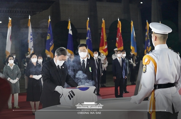 서울공항 도착 후, '국군 전사자 유해 봉환식' 을 주관한 문 대통령.(출처=청와대)