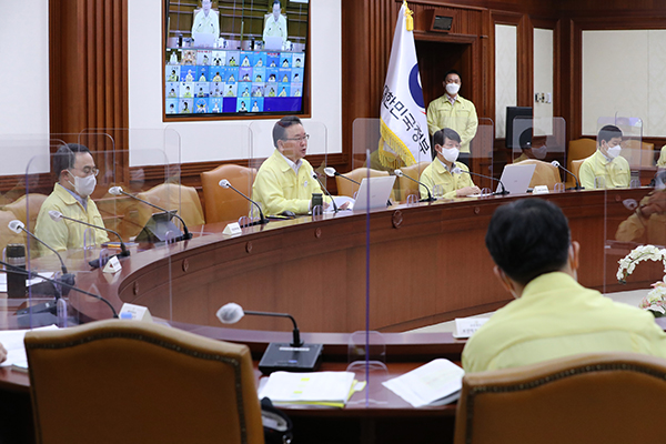 김부겸 국무총리가 26일 오후 정부서울청사에서 열린 코로나19 대응 중앙재난안전대책본부 회의를 주재하고 있다. (사진=저작권자(c) 연합뉴스, 무단 전재-재배포 금지)