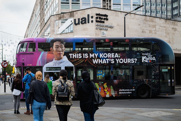 ]손흥민 광고로 래핑한 영국 런던 2층버스.(사진=문화체육관광부)