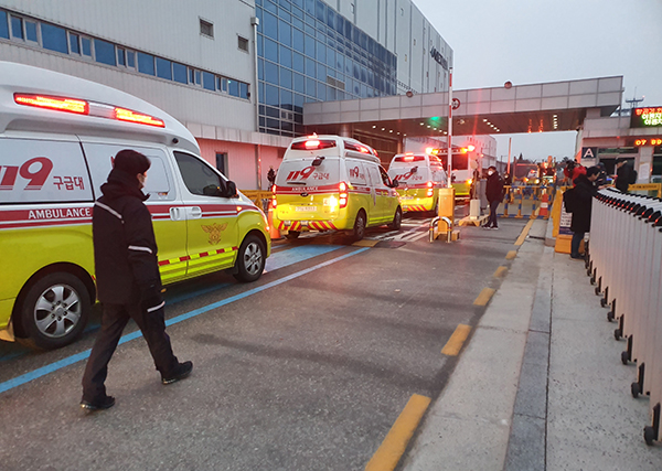 김포국제공항 A 게이트 안으로 119구급차가 부상자를 이송하기 위해 들어가고 있다. (사진=저작권자(c) 연합뉴스, 무단 전재-재배포 금지)