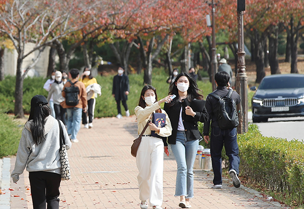 단계적 일상 회복 이틀째인 2일 오후 광주 동구 조선대학교에서 학생들이 길을 걷고 있다. (사진=저작권자(c) 연합뉴스, 무단 전재-재배포 금지)