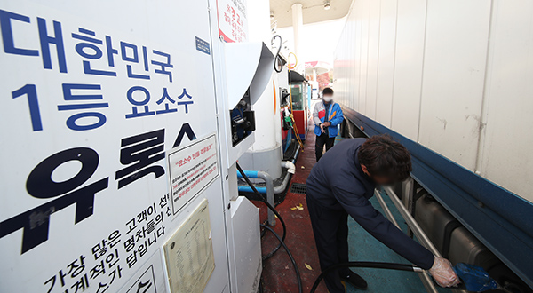 14일 오후 요소수 주요 거점지역 주유소 중 한 곳인 경기도 안성시 경부고속도로 서울방향 안성휴게소에서 관계자가 트럭에 요소수를 주입하고 있다. (사진=저작권자(c) 연합뉴스, 무단 전재-재배포 금지)