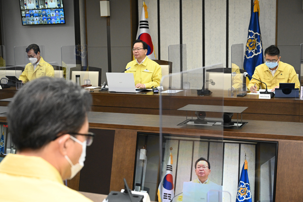 김부겸 국무총리가 17일 정부세종청사에서 열린 코로나19 중대본 회의에서 발언하고 있다.(사진=국무조정실)