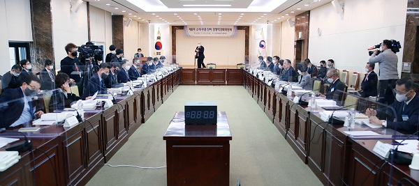 17일 정부서울청사에서 열린 제8차 소재·부품·장비 경쟁력강화위원회 회의 모습. (사진=산업통상자원부)