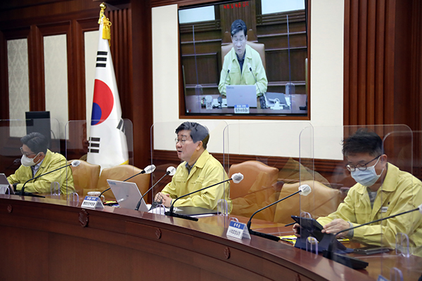 전해철 중앙재난안전대책본부 제2차장(행정안전부 장관)이 코로나19 대응 중앙재난안전대책본부 회의를 주재하고 있다. (사진=저작권자(c) 연합뉴스, 무단 전재-재배포 금지)