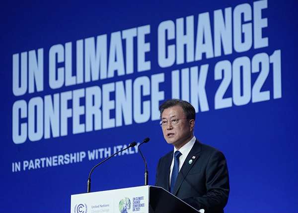 문재인 대통령이 지난달 1일(현지시각) 영국 글래스고 스코틀랜드 이벤트 캠퍼스(SEC)에서 열린 제26차 유엔 기후변화협약 당사국총회(COP26)에서 기조연설을 하고 있다.(사진=청와대)