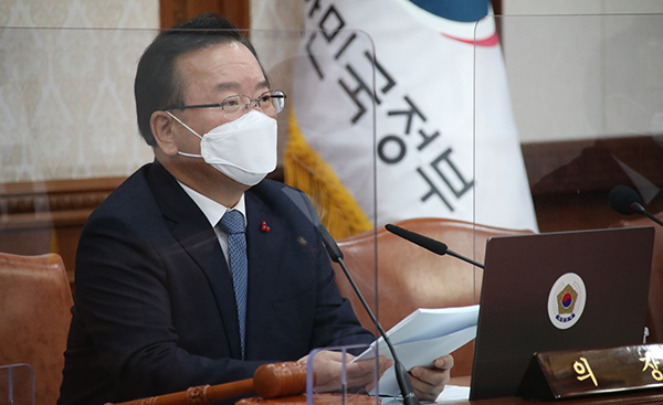 김부겸 국무총리가 14일 정부서울청사에서 열린 제54회 국무회의를 주재하고 있다. (사진=저작권자(c) 연합뉴스, 무단 전재-재배포 금지)