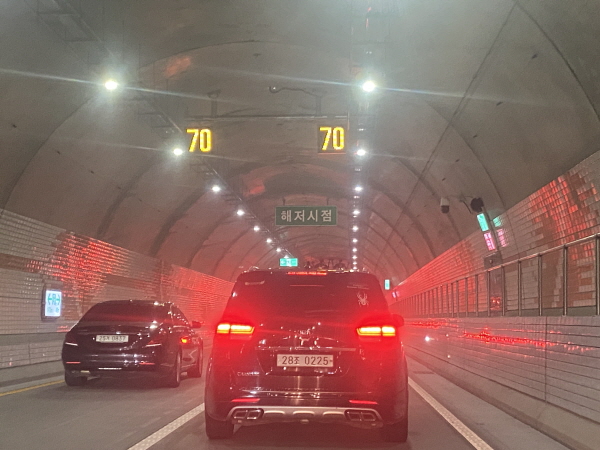 보령해저터널은 양방향 시속 70km/h 제한입니다.