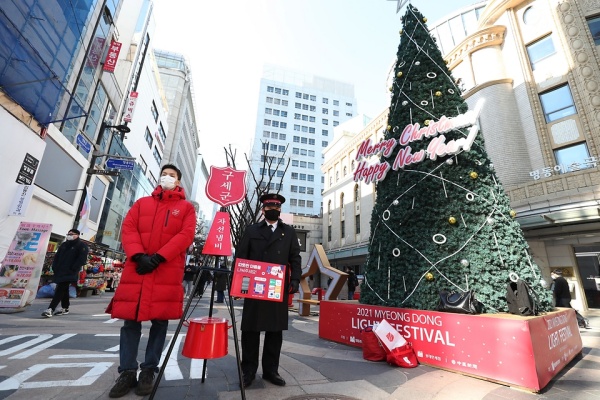 1일 오전 서울 중구 명동 거리에서 구세군이 자선 냄비 거리 모금을 하고 있다. 국내 최초 구호활동인 자선냄비 거리 모금은 지난 1928년 12월 명동에서 시작된 이후 93년째 이어져 오고 있다. 모금은 1일부터 12월 한 달 동안 진행된다.(출처=정책브리핑)